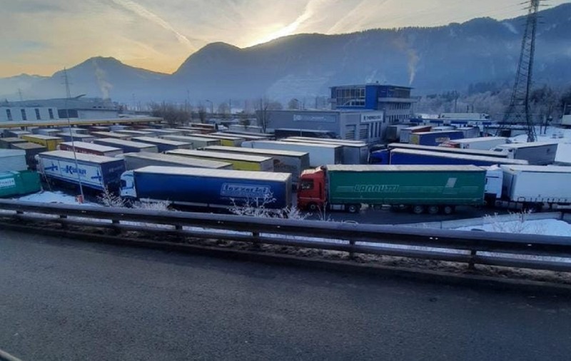 Șoferi români de TIR chemați să ajute și să aducă din Italia, cu camioanele, ajutoare pentru refugiații ucraineni