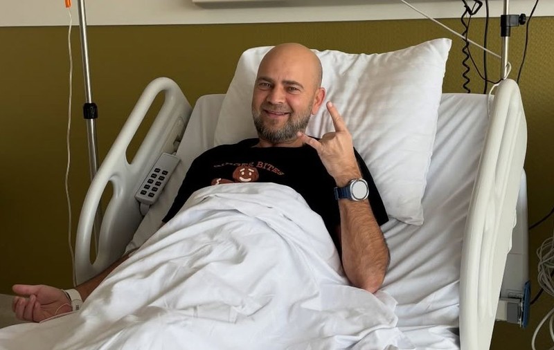 Primele imagini de pe patul de spital cu actorul Cosmin Seleși: „Urmărim cum evoluează lucrurile”