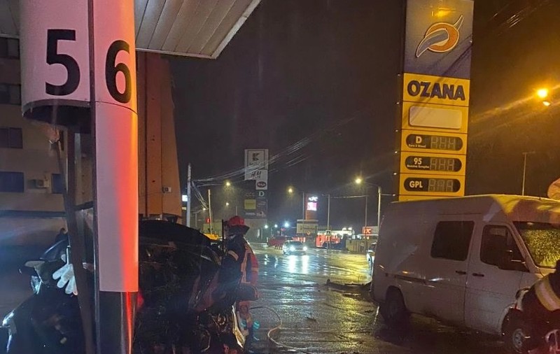 O șoferiță băută a intrat direct în pompa de benzină și a smuls-o de la locul ei, la Bistrița