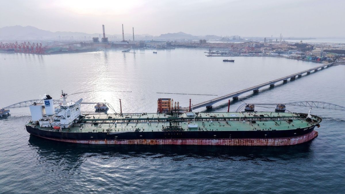 Un petrolier descarcă țiței importat în portul Qingdao din provincia Shandong, China, 12 martie 2025.