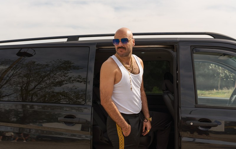 Ce rol joacă Constantin Dogioiu în serialul „Înapoi în Groapa”: „Un personaj extrem de contorsionat”. În seara asta apare la Pro TV