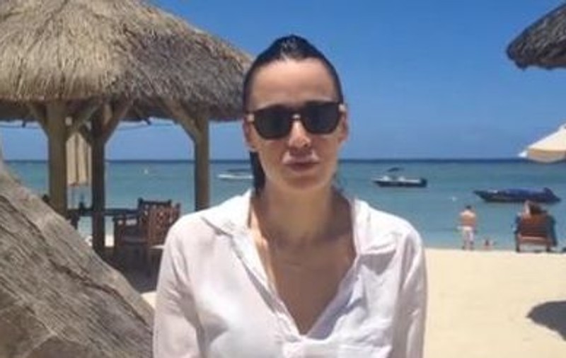 Andreea Raicu le trimite mesaje fanilor de la plajă | VIDEO