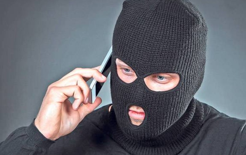 Cea mai nouă escrocherie: „Am adus pachet de la ruda din Italia“