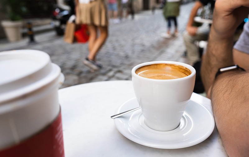 De ce se bea cafeaua în picioare în Italia? O poveste veche de 100 de ani