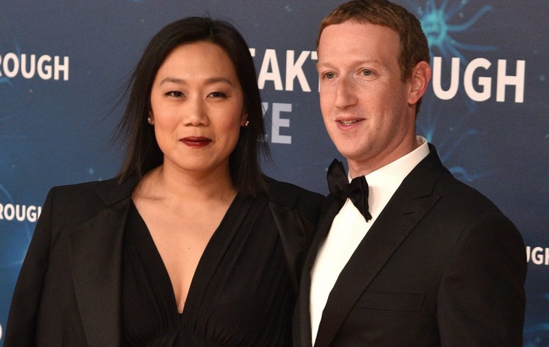 Mark Zuckerberg a anunțat că va avea un al treilea copil, după anunțul privind micșorarea averii sale cu 71 de miliarde de dolari