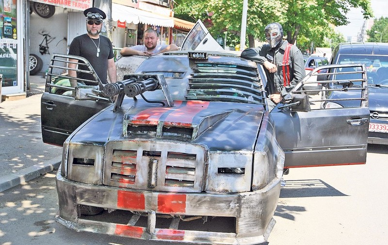 Trei bucureşteni au clonat maşina din «Cursă mortală». Uite ce mişto le-a ieşit! | FOTO/VIDEO