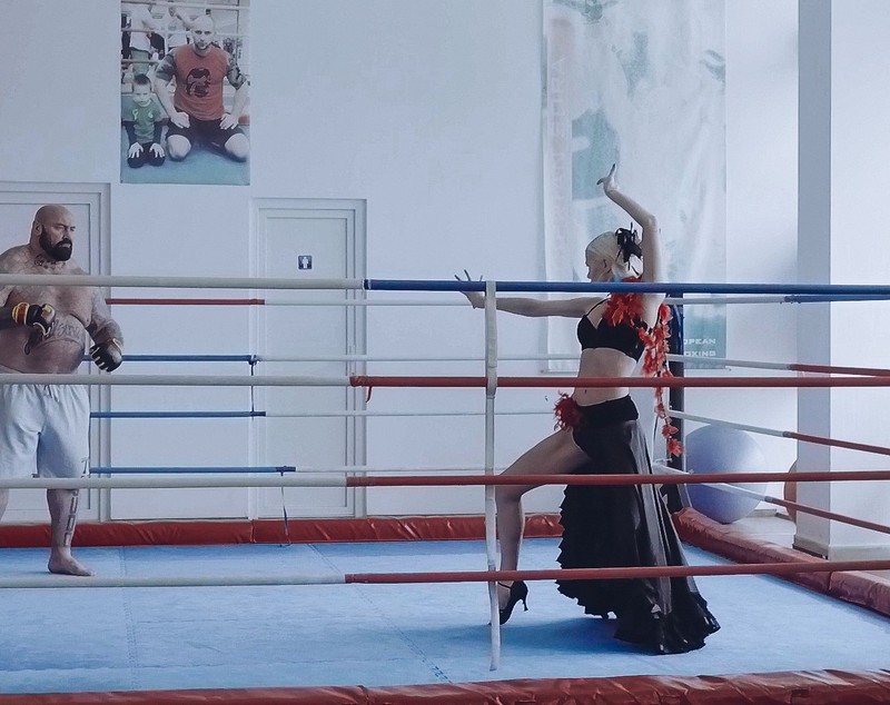 FOTO EXCLUSIV/ Uriașul Sandu Lungu și-a târât partenera în ringul de box. Antrenament în ritm salsa cu joc de glezne și croșeuri
