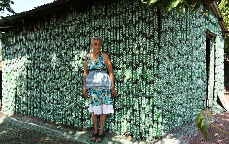 Pensionara care și-a construit singură o casă din sticle de plastic, după un vis, a murit la 90 de ani