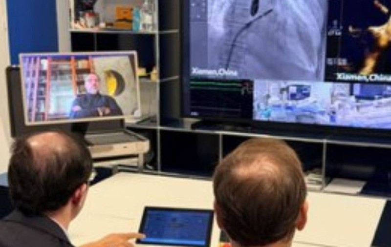 Premieră mondială: chirurgii cardiovasculari din Franța au operat robotic un pacient aflat la peste 10.000 de kilometri distanță, în China