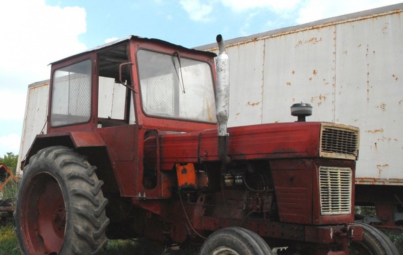 A murit în timp ce repara un tractor