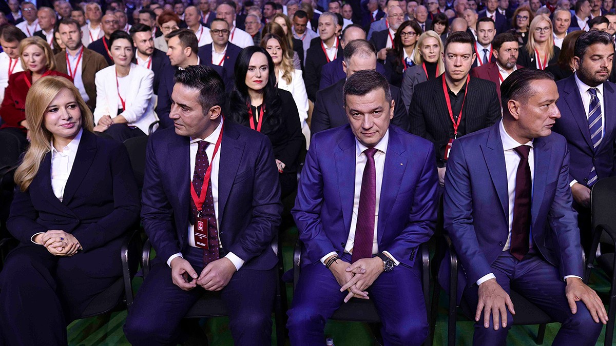Multe persoane stau pe scaune la un congres