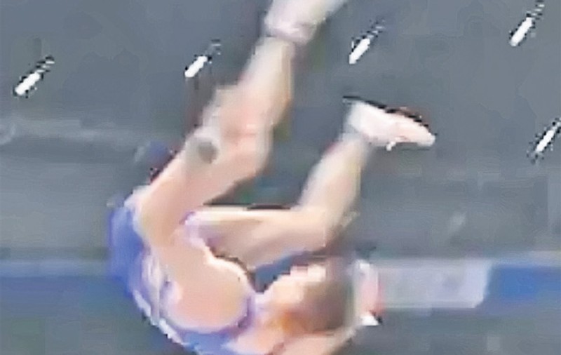 Video | Acum 35 de ani, ne mândream cu Nadia Comăneci, care a obţinut prima notă de zece din istoria gimnasticii. Acum, Marius Berbecar ne-a făcut de râs la Mondiale, bifând prima notă de zero