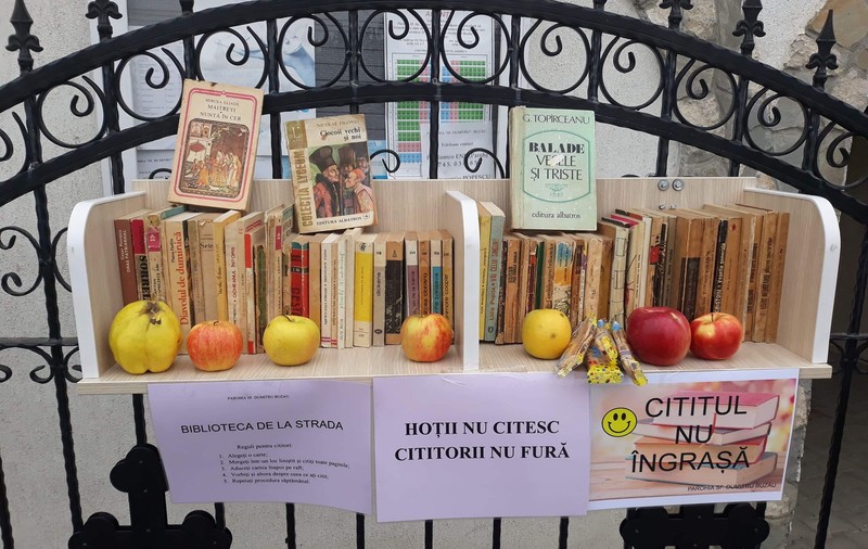 REPORTAJ/ Biblioteca din fața bisericii, amenajată de un preot din Buzău: “Hoții nu citesc, cititorii nu fură”, iar ”cititul nu îngrașă”/ FOTO