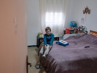 Alex, 8 ani, băiatul lui Flori și al lui Sorin, la el în cameră