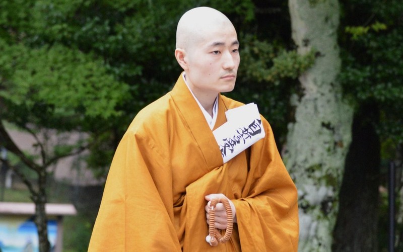 Sogaku Taguchi, un călugăr japonez de 31 de ani, îmbrăcat în portocaliu