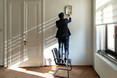 Noul primar a reuşit să repare pendula din birou