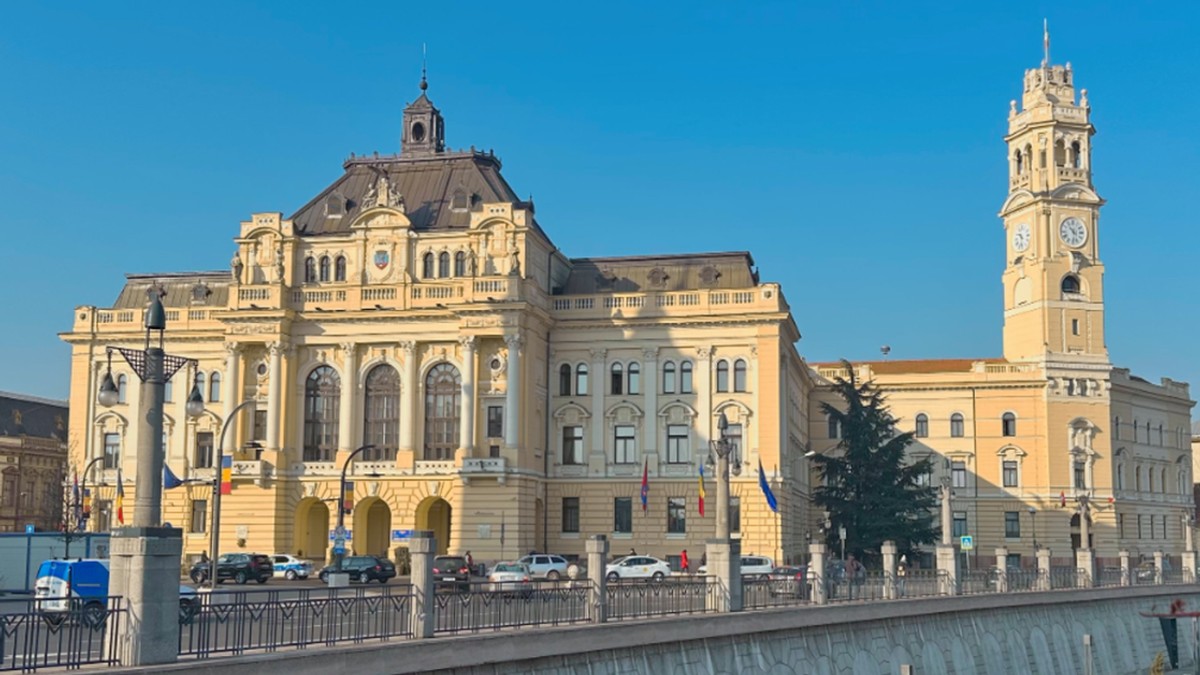Mai multe mașini sunt parcate în fața primăriei Oradea