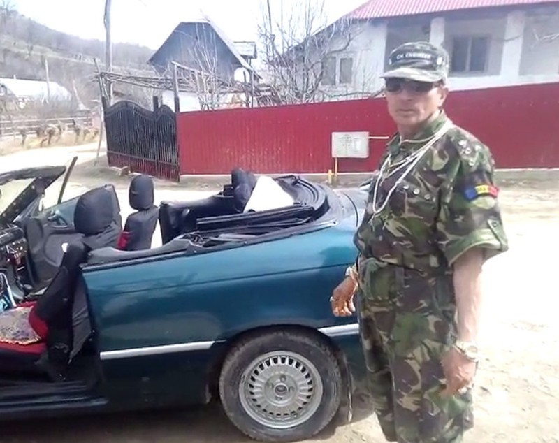 VIDEO/ Cicică din Solonț, mai aproape de un BMW adevărat. Crește toată vara curci pe muzică oltenească