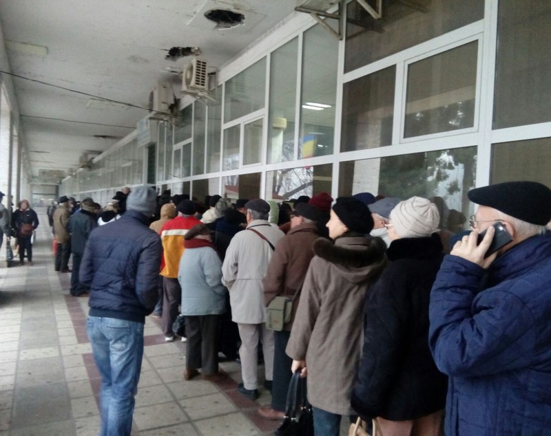 FOTO| Înghesuială, îmbrânceli și ghionturi la Galați, pentru plata impozitelor în prima zi de deschidere a ghișeelor
