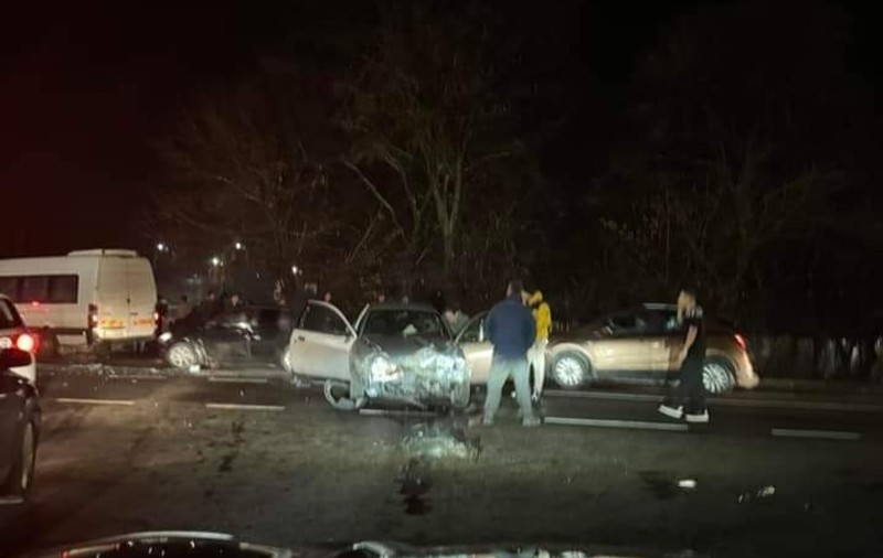 Accident în Dâmbovița cu un microbuz, două autoturisme și 20 de oameni. 4 persoane, între care un copil, au ajuns la spital