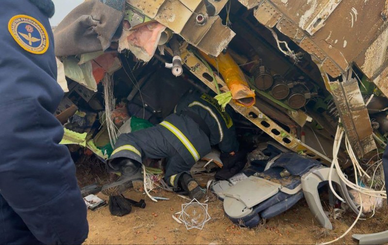 Momentul în care supraviețuitorii avionului prăbușit în Kazahstan sunt scoși dintre rămășițe