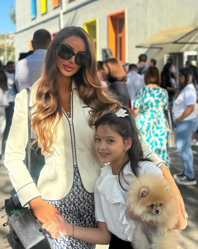 Cum s-a îmbrăcat Bianca Drăgușanu în prima zi de școală a fiicei sale. Sofia a fost condusă în clasa a II-a și de tatăl ei, Victor Slav