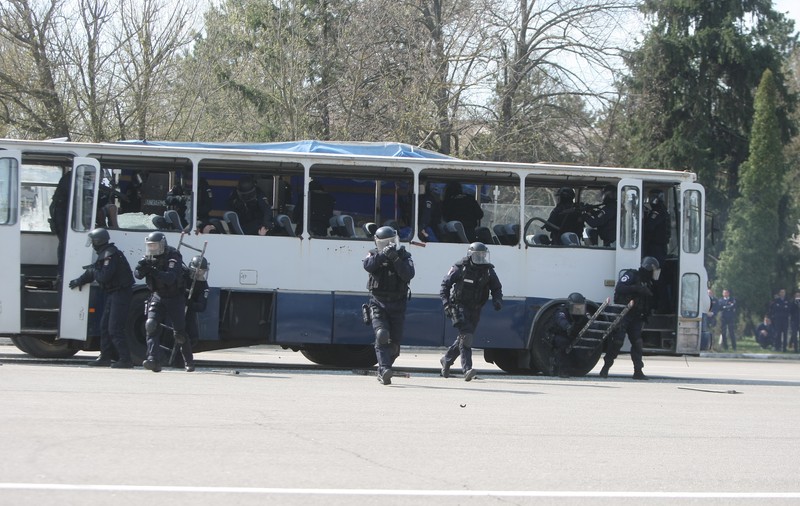 Jandarmii au eliberat ostaticii amenințați cu arme de foc GALERIE FOTO de la demonstrație