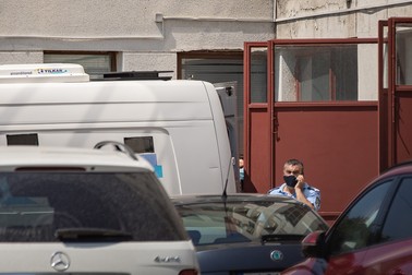 Pregătiri pentru urcarea lui Dincă în dubă