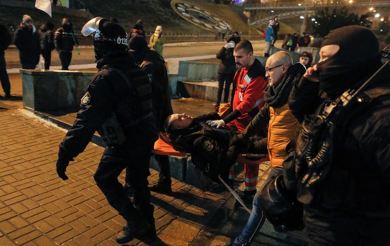 FOTO | Confruntări violente între poliţie şi protestatarii anti-lockdown la Kiev. Mai mulți oameni au fost răniți