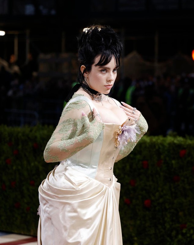 Cele mai neinspirate ținute de la Met Gala 2022. Două vedete au venit cu sânii la vedere pe covorul roșu