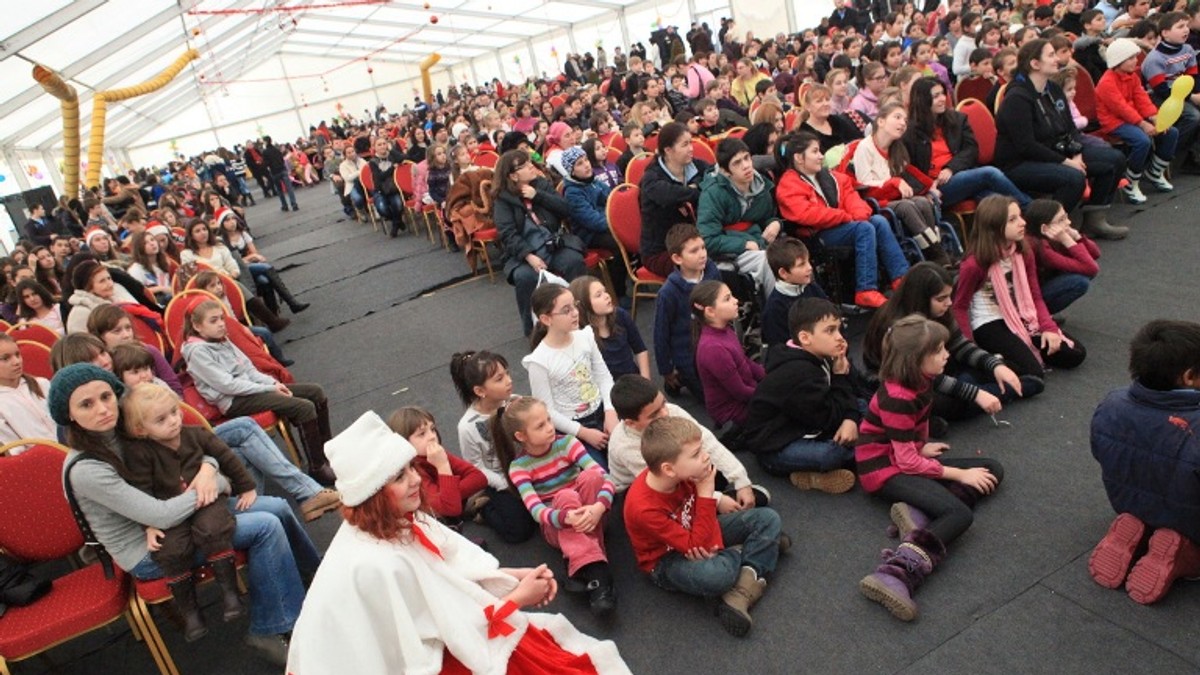 Record de copii la întâlnirea cu Moş Crăciun la Palatele Brâncoveneşti ...