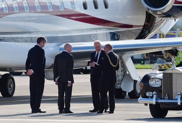 Alteța Sa Regală Regele Charles al III-lea pleacă de pe aeroportul din Edinburgh înaintea sicriului Reginei, care va ajunge ulterior în această seară la Londra | Foto: Profimedia Images