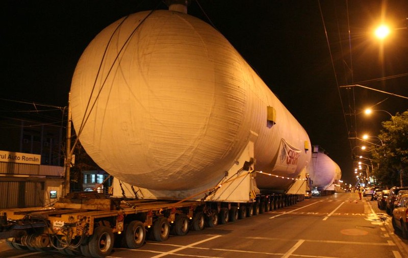 Două rezervoare gigant au blocat circulaţia pe Calea Griviţei
