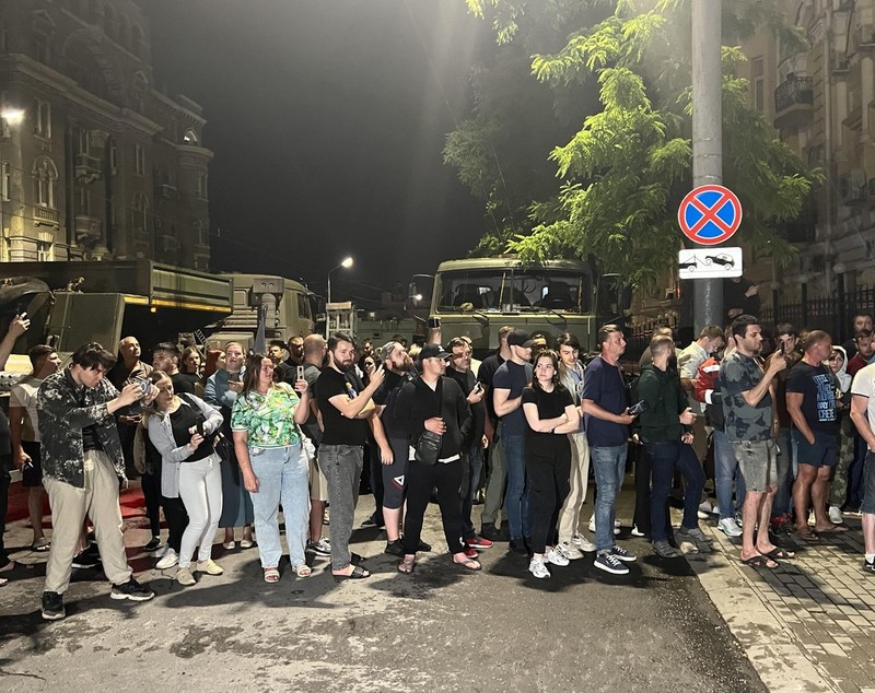 FILMĂRI cu Prigojin, aplaudat de locuitorii din Rostov, la plecarea din oraș. Mașina lui, încojurată de oameni care au vrut să-i strângă mâna