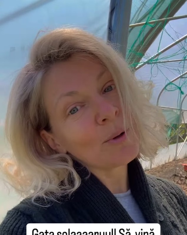 Dana Nălbaru a arătat solarul unde va planta răsaduri: „Am terminat de adunat buruienile”. Dragoș Bucur e cel care dă cu motocultorul