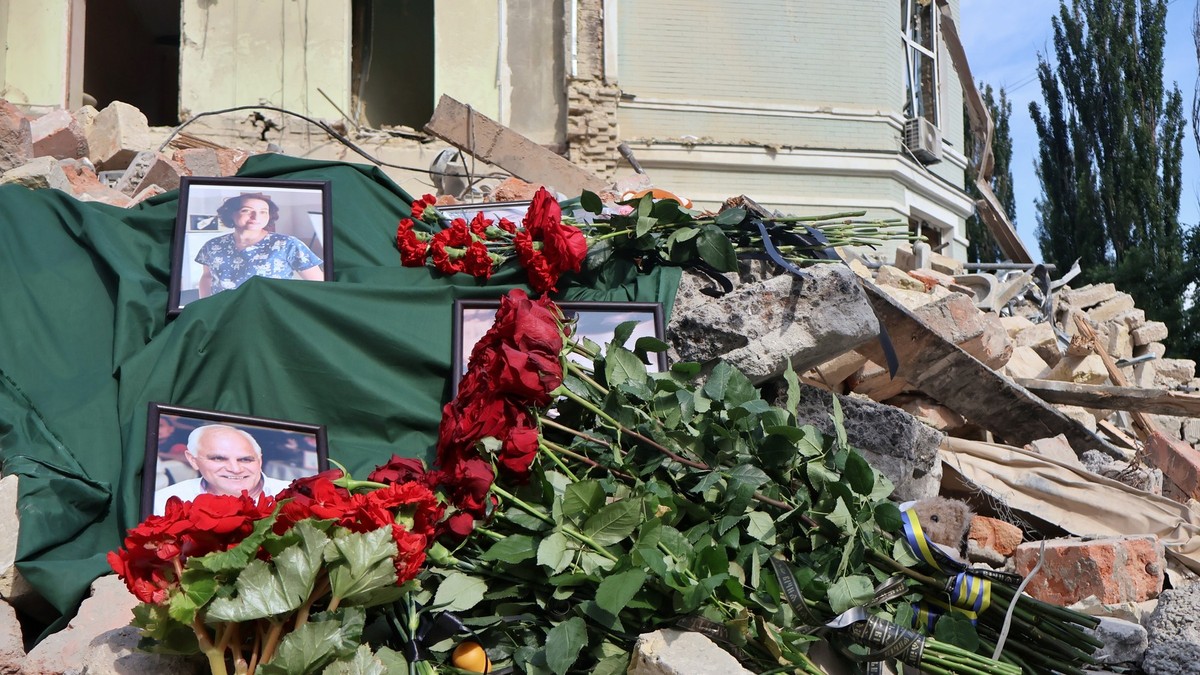 Fotografii ale victimelor atacului de la Spitalul Ohmatdet printre ruine. Imagine cu caracter ilustrativ Foto: Profimedia
