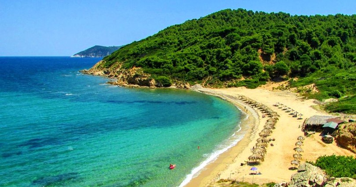 Turiștii nu au voie să ia pietre de pe insula Skiathos. O plajă de pe insula Skiathos din Grecia