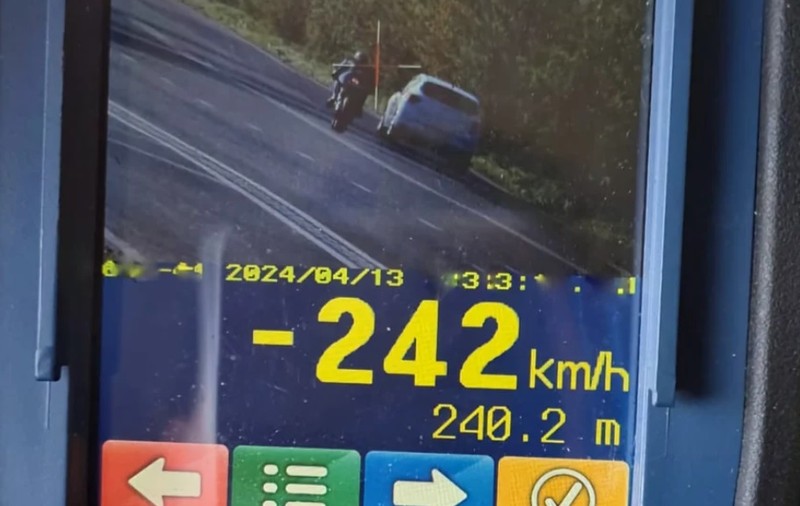 Motociclist surprins de radar în judeţul Constanţa. Poliţia: „242. Nu sunt numere la loto"