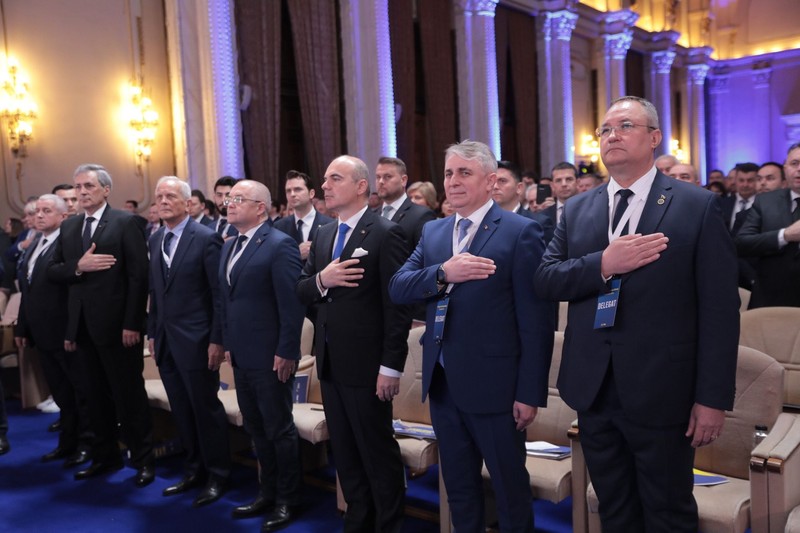 Congresul PNL a început cu imnul național. De la stânga la dreapta: Marcel Vela, Teodor Stolojan, Emil Boc, Rareș Bogdan, Lucian Bode, Nicolae Ciucă. Patriotismul este una dintre valorile enumerate de cei care au urcat pe scena din sala Al. Ioan Cuza din Parlament, în discursurile lor. De altfel, e și unul dintre termenii folosiți cel mai des în textul moțiunii lui Ciucă: de 23 de ori