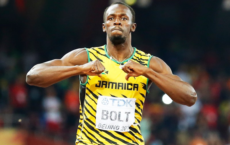 ”Fulgerul” Usain Bolt a fost doborât de un cameraman, după ce a câștigat și cursa de 200 de metri / VIDEO