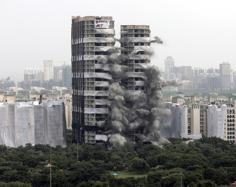 Doi zgârie-nori construiți ilegal au fost demolați în câteva secunde, în India - VIDEO