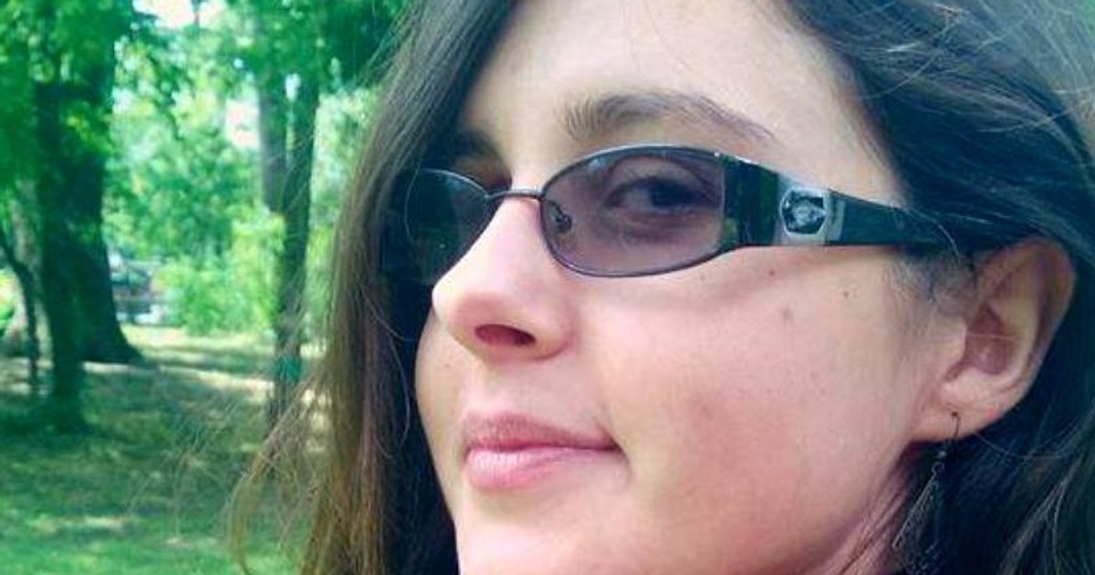 EXCLUSIVITATE / Raluca, fata ucisă de libianul drogat, înmormântată în rochiță roz și cu coroniță de trandafiri pe cap. Toată suflarea satului o plânge