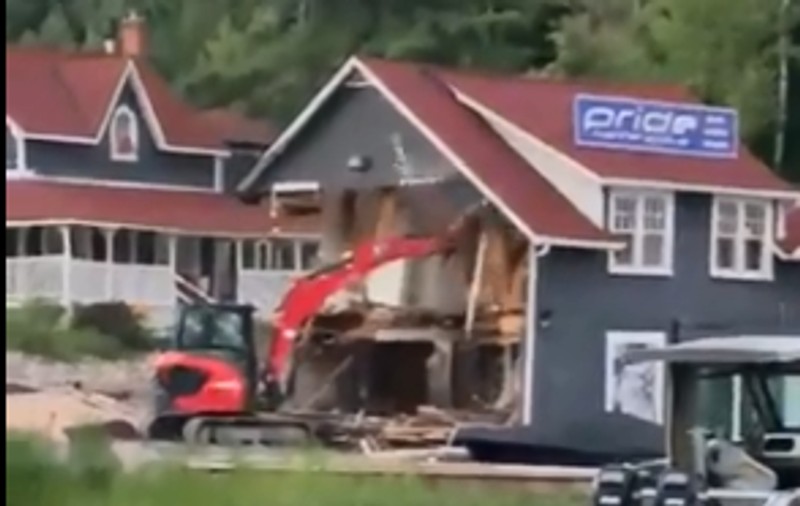 Supărat că a fost concediat, un muncitor s-a urcat pe un excavator și a distrus mai multe case de lux, în Canada. Pagube de „milioane”