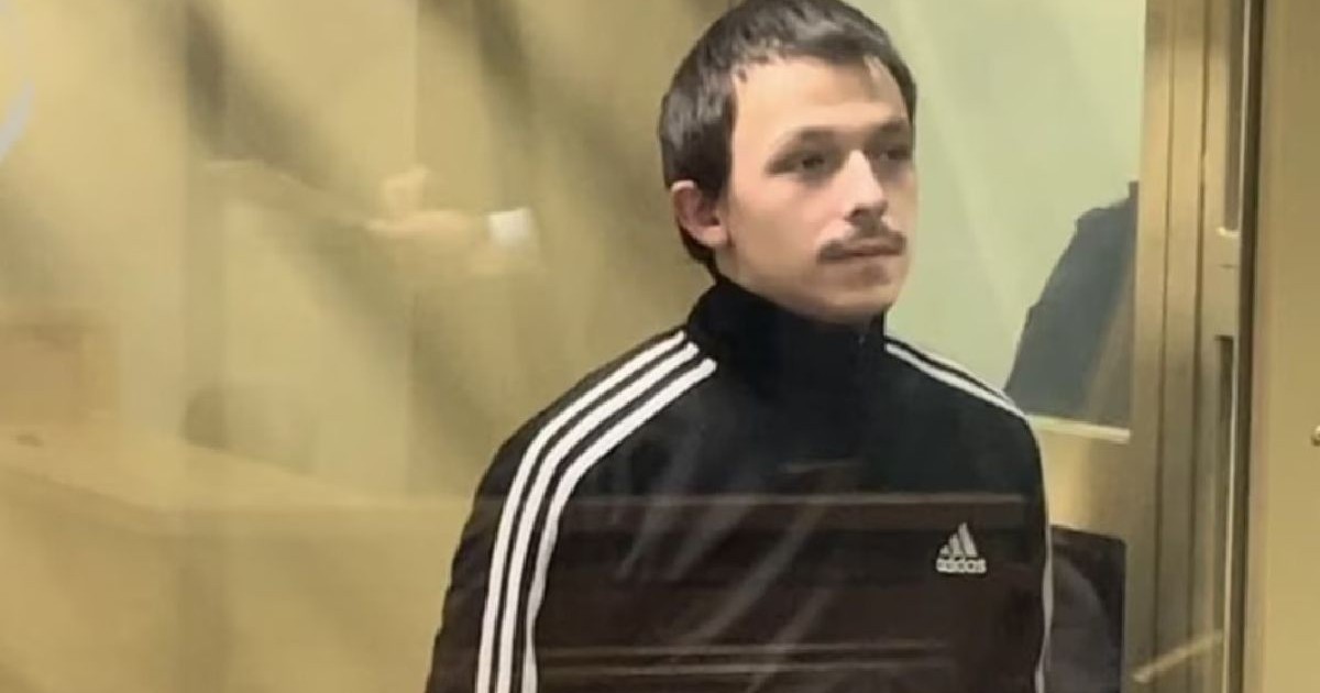 Adrian-David Cherciu (Kercho), intr-un trening adidas negru, in boxa acuzatilor in Rusia
