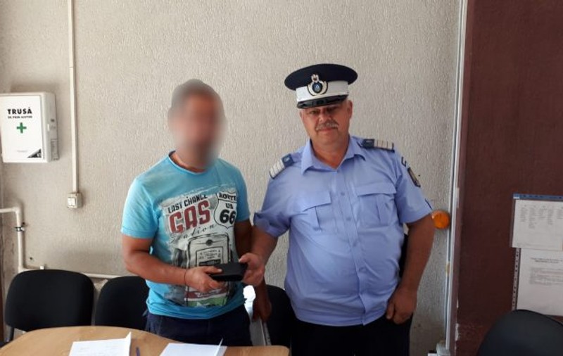 Un jandarm a găsit un portofel cu 520 de lei. Uitucul i-a scris câteva rânduri omului legii