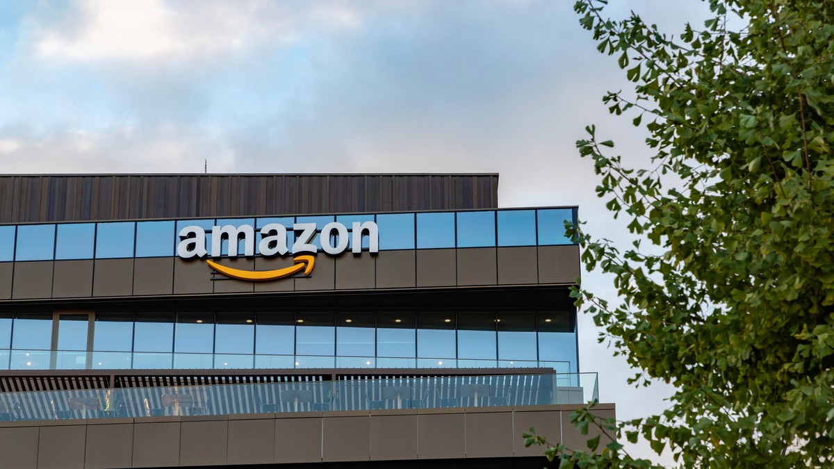 Imagine cu o clădire Amazon din Iași, parte a Centrului de Dezvoltare Amazon din România.