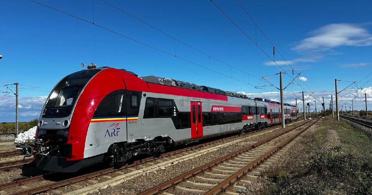 un tren nou și roșu cumpărat de ARF staționând