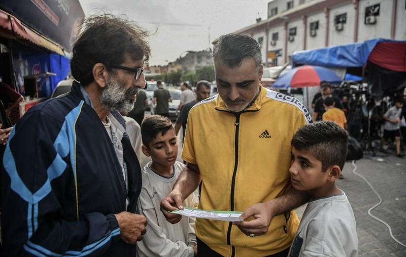 Armata israeliană a aruncat pliante deasupra Fâșiei Gaza, avertizând civilii să nu se întoarcă în nord unde „este încă o zonă de război”