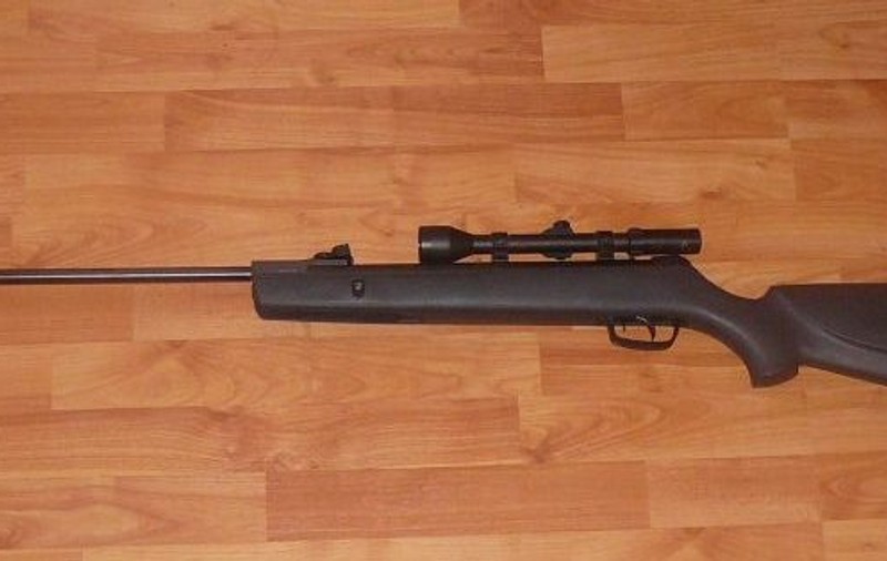 O româncă din Italia a fost împușcată de un tânăr care își încerca arma!