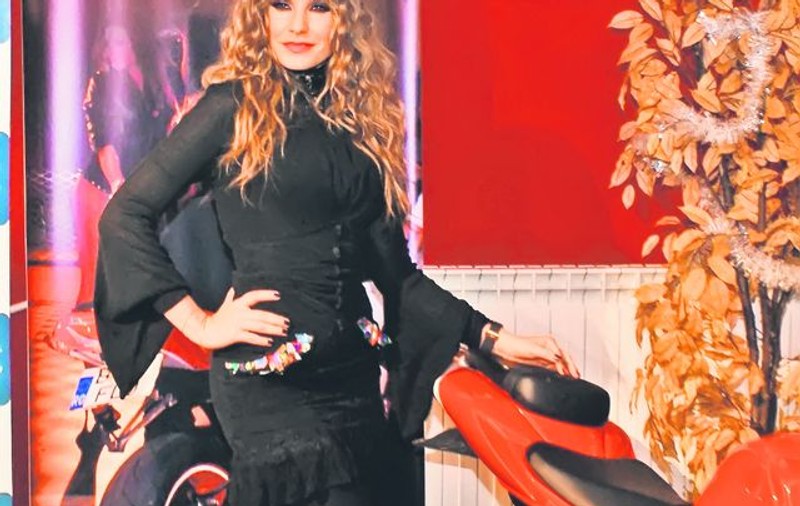 Anna Lesko distruge motociclete în noul videoclip